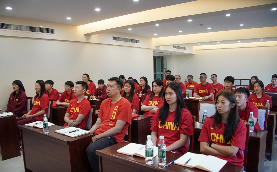 宫鲁鸣迎助力！王治郅助女篮练内线是好事 可没张子宇只练韩旭吗