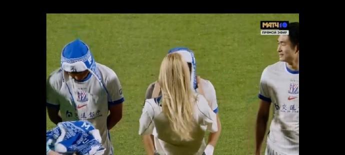 开云体育-传递赛场友好，莫斯科迪纳摩向申花球员赠送民族特色帽子