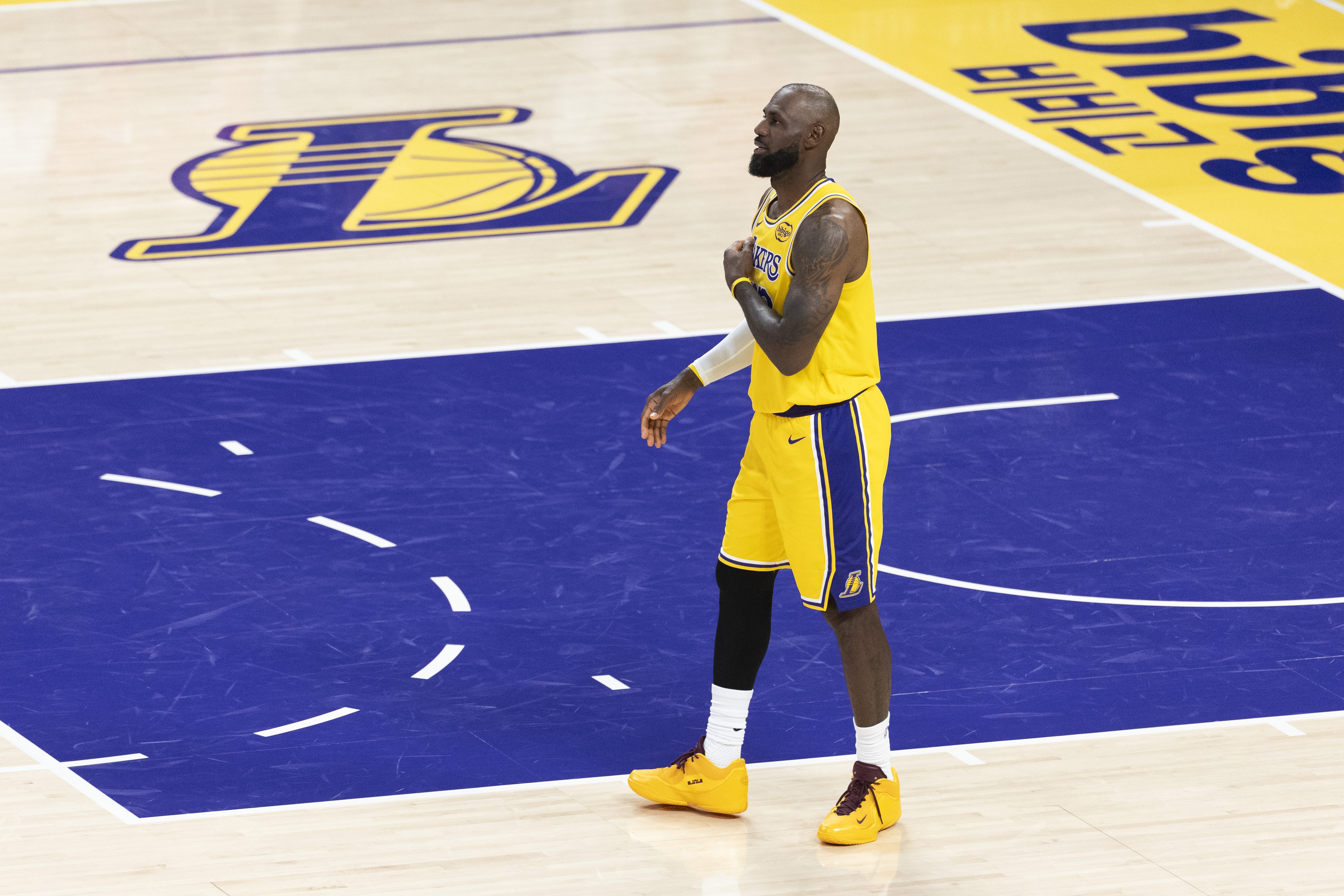 开云电竞-Shams：詹姆斯本人&amp;联盟感觉他会再打一年 湖人表现影响他的未来